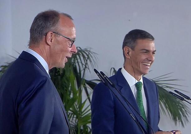 Bild vergrößern: Merz und Sánchez diskutieren in Madrid Haltung zu Israel