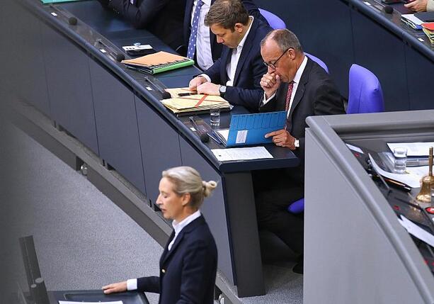 Bild vergrößern: AfD und Union im Politbarometer erstmals gleichauf