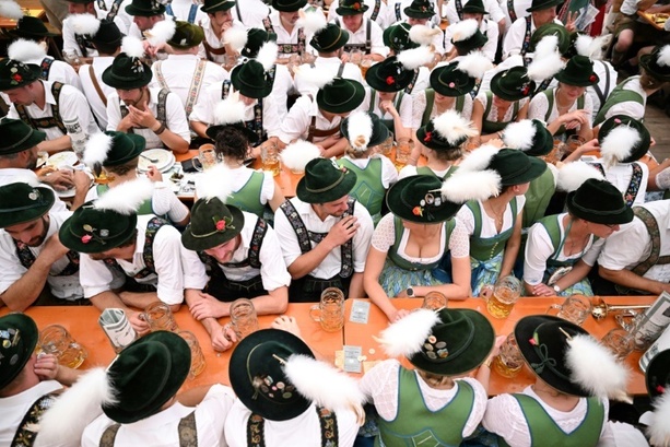 Bild vergrößern: Münchner Oktoberfest beginnt mit Einzug von Wirten und Fassanstich