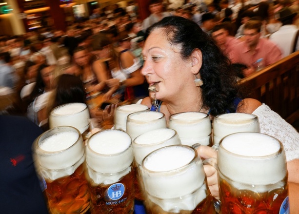 Bild vergrößern: O'zapft is: Münchner Oktoberfest startet mit knapp einer Million Besuchern