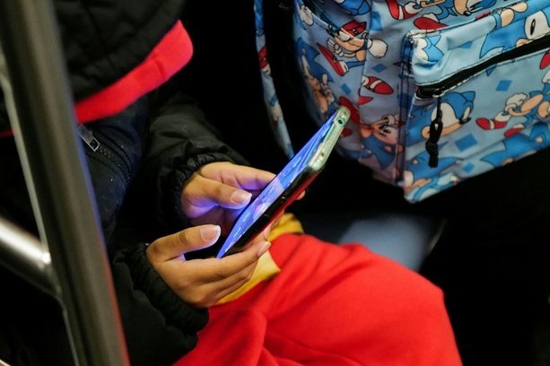 Bild vergrößern: Drei Viertel der Eltern streiten mit ihrem Kind über Smartphonenutzung