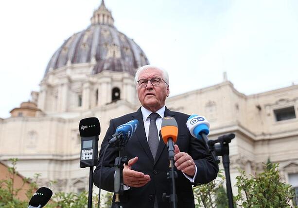 Bild vergrößern: Steinmeier nach Privataudienz beim Papst: Sorge um Mitgliederschwund