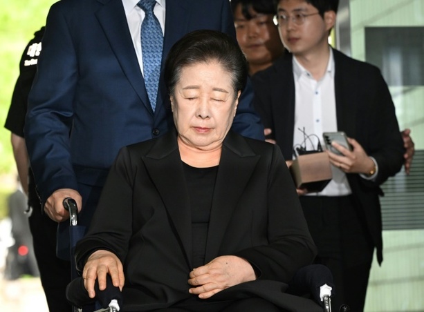 Bild vergrößern: Sektenführerin in Südkorea wegen Bestechungsvorwürfen festgenommen Bild vergrößern: Sektenführerin in Südkorea wegen Bestechungsvorwürfen festgenommen