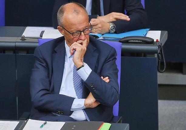 Bild vergrößern: Forsa: Zufriedenheit mit Merz auf Tiefstand - Rekordwert für AfD
