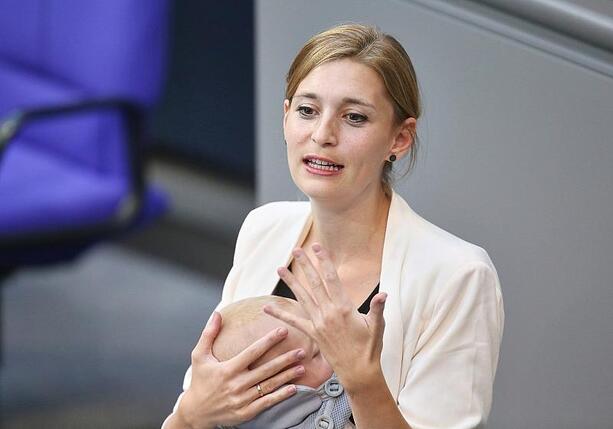 Bild vergrößern: Grünen-Angeordnete hält Rede mit Baby im Bundestag