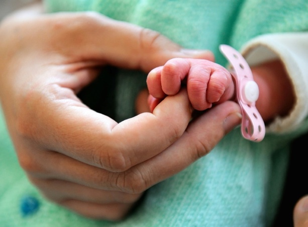 Bild vergrößern: Nahe München: Frau bringt Baby auf Standstreifen der Autobahn zur Welt