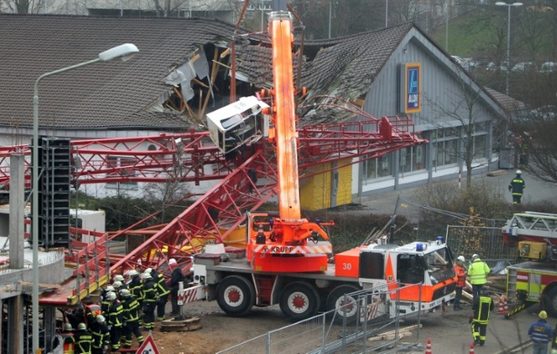 Bild vergrößern: Zwölf Jahre nach tödlichem Kranumsturz in Hessen: Baubeteiligte und Eigentümer haften