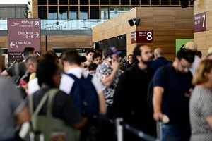 Flugstörungen durch Cyberattacke: Polizei nimmt Mann in Großbritannien fest