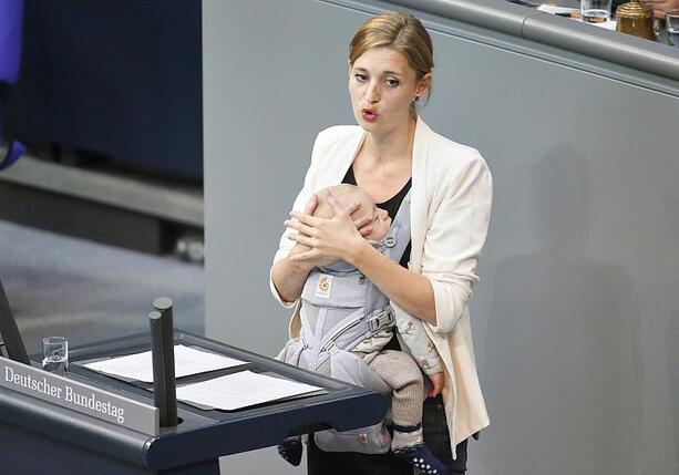 Bild vergrößern: Steinmüllers Bundestagsrede mit Baby war spontane Aktion