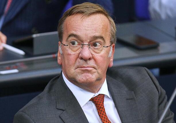Bild vergrößern: Verteidigungsminister warnt vor Krieg im Weltraum
