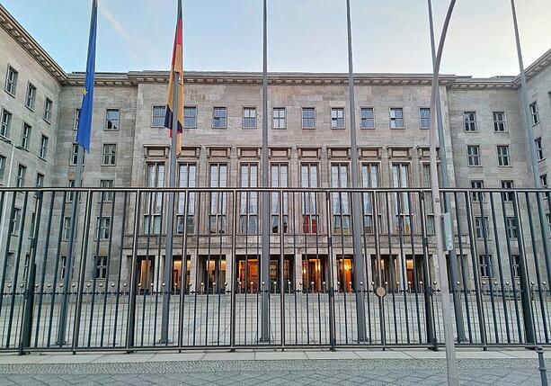 Bild vergrößern: Finanzministerium streicht steuerfreie Überstunden aus Gesetzentwurf Bild vergrößern: Finanzministerium streicht steuerfreie Überstunden aus Gesetzentwurf