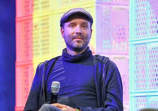 Bild vergrößern: Satiriker Marc-Uwe Kling bleibt trotz Bestseller-Erfolgen sparsam