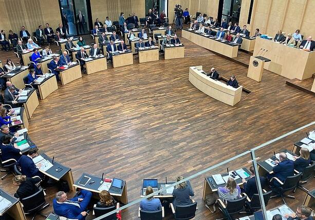 Bild vergrößern: Bundesrat winkt Bundeshaushalt