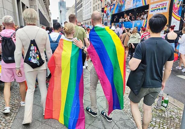 Bild vergrößern: Queerbeauftragte lobt Initiative zum Schutz von LGBTQ im Grundgesetz
