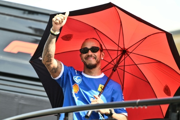 Bild vergrößern: Hund krank: Lewis Hamilton verzichtet auf Ferrari-Reifentest
