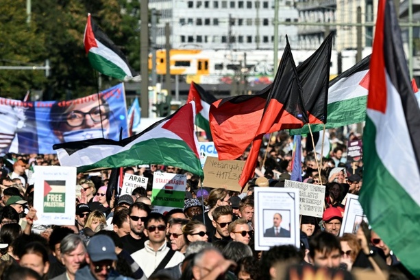 Bild vergrößern: Rund 20.000 Menschen bei Gaza-Demonstrationen in Berlin - Großaufgebot der Polizei