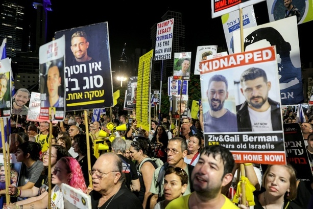 Bild vergrößern: Vor Treffen von Netanjahu und Trump: Tausende Israelis demonstrieren für Abkommen