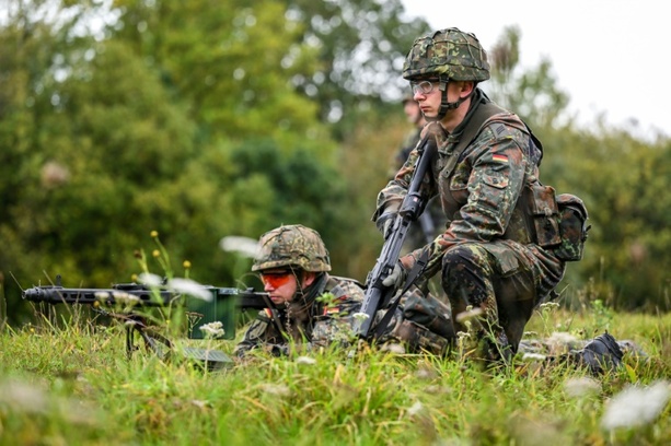 Bild vergrößern: CDU-Fraktionsvize will NVA-Soldaten als Bundeswehr-Reservisten