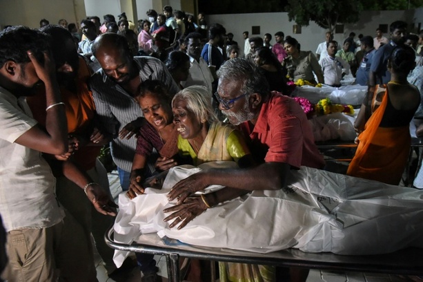 Bild vergrößern: Gedränge bei sengender Hitze: 39 Tote bei Massenpanik in Indien