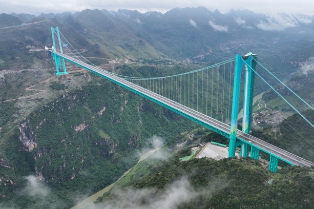 Bild vergrößern: 625 Meter über Schlucht: Höchste Brücke der Welt in China eröffnet