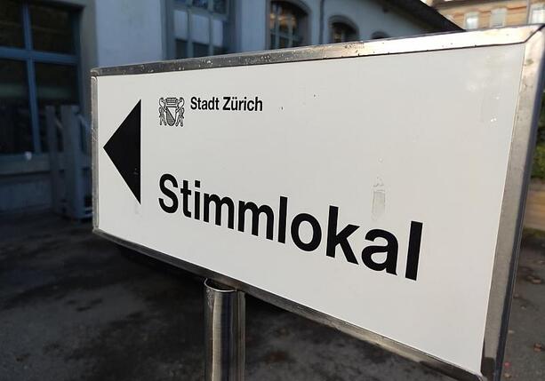 Bild vergrößern: Schweizer stimmen knapp für elektronische ID
