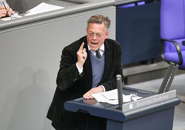 Bild vergrößern: Grüne und Linke kritisieren Dobrindts Pläne für Drohnenabwehr