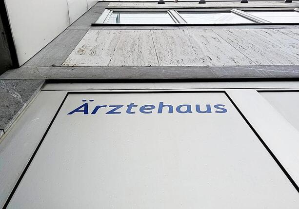 Bild vergrößern: Kassenarzt-Chef schlägt Facharzttarif für 200 bis 350 Euro vor