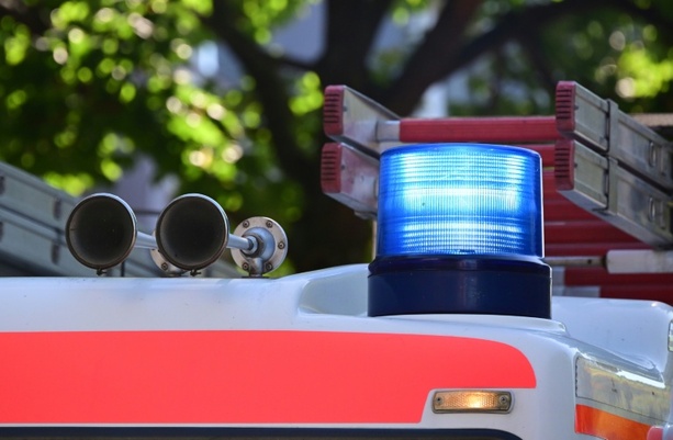 Bild vergrößern: Tödlicher Betriebsunfall in Nürnberg: 66-Jähriger in Lastwagen eingeklemmt