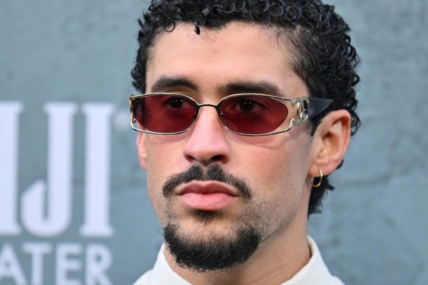 Bild vergrößern: Latino-Rapper Bad Bunny singt in Halbzeitshow des Super Bowl