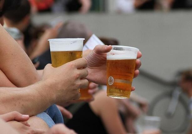 Bild vergrößern: Regierungsexperte: Alkohol viel problematischer als Cannabis