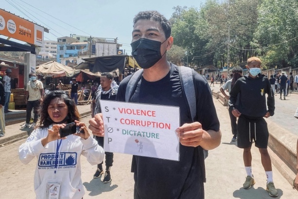 Bild vergrößern: Gewalttätige Proteste in Madagaskar mit 22 Toten: Präsident entlässt Regierung