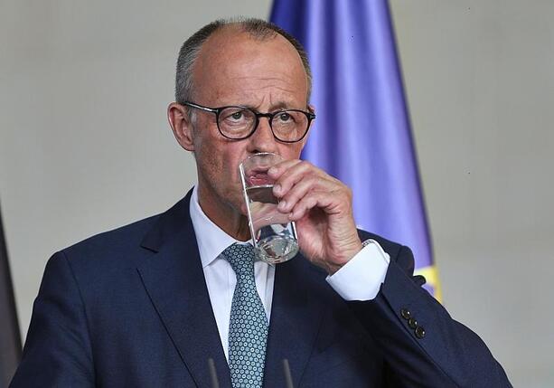 Bild vergrößern: Merz verzichtet angeblich seit Amtsantritt auf Alkohol