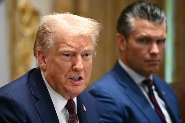 Bild vergrößern: Trump und Pentagonchef Hegseth treffen US-Militärspitze