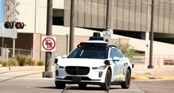 Fahrerloses Auto ruft US-Polizei mit illegalem Wendemanöver auf den Plan