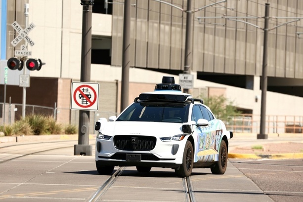 Bild vergrößern: Fahrerloses Auto ruft US-Polizei mit illegalem Wendemanöver auf den Plan