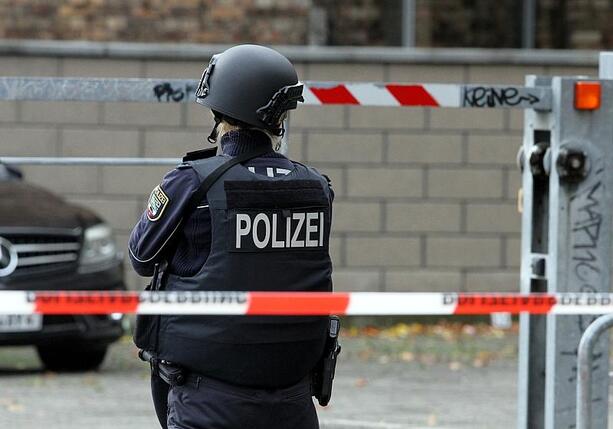 Bild vergrößern: Razzia gegen mutmaßliche Mitglieder der Deutschen Jugend Voran
