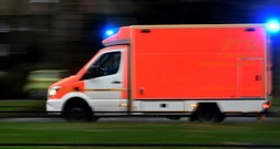 Krankenwagen hält auf Gleisen: Patientin stirbt bei Zusammenstoß mit Zug