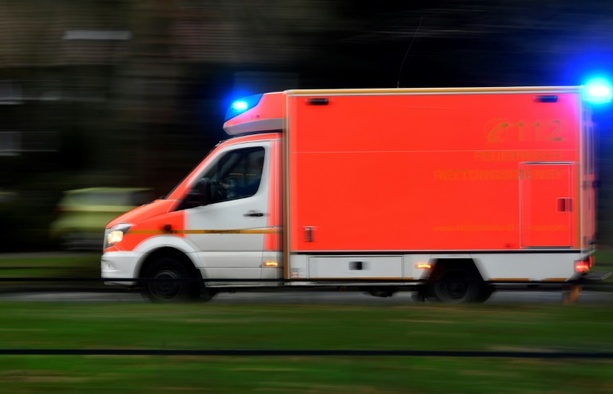 Bild vergrößern: Krankenwagen hält auf Gleisen: Patientin stirbt bei Zusammenstoß mit Zug