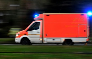 Krankenwagen hält auf Gleisen: Patientin stirbt bei Zusammenstoß mit Zug