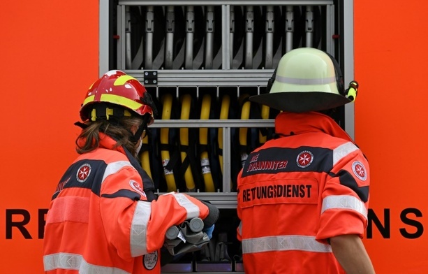 Bild vergrößern: Feuerwehr rettet in Niedersachsen sechs Rinder aus Güllegrube