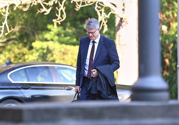 Bild vergrößern: Verkehrsminister Schnieder bei Kabinettsklausur zusammengebrochen