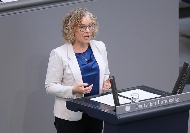 Bild vergrößern: Grüne protestieren gegen mögliche Abschwächung von Klimazielen