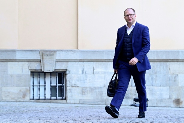 Bild vergrößern: Klimaminister Schneider: Koalition bei Verbrenner-Aus noch nicht einig