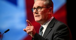 Britischer Premier Starmer attackiert Rechtspopulisten in Labour-Parteitagsrede