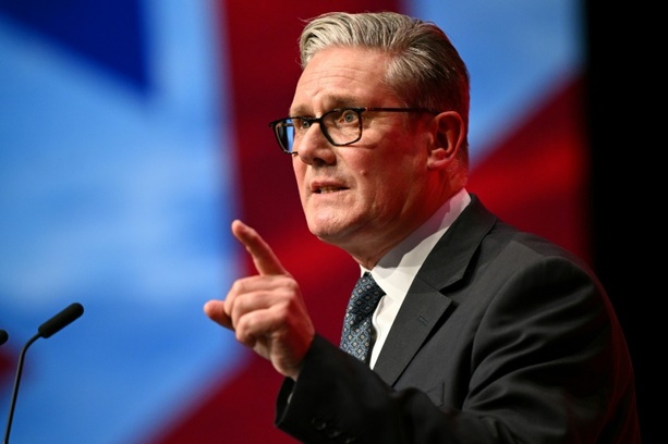 Bild vergrößern: Britischer Premier Starmer attackiert Rechtspopulisten in Labour-Parteitagsrede