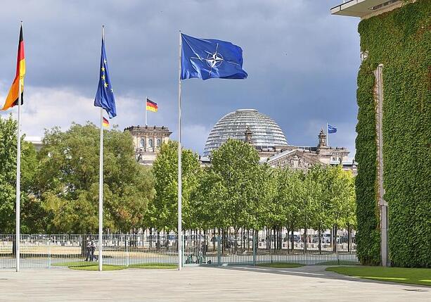 Bild vergrößern: Klingbeil erwartet Klartext von Nato gegenüber Russland