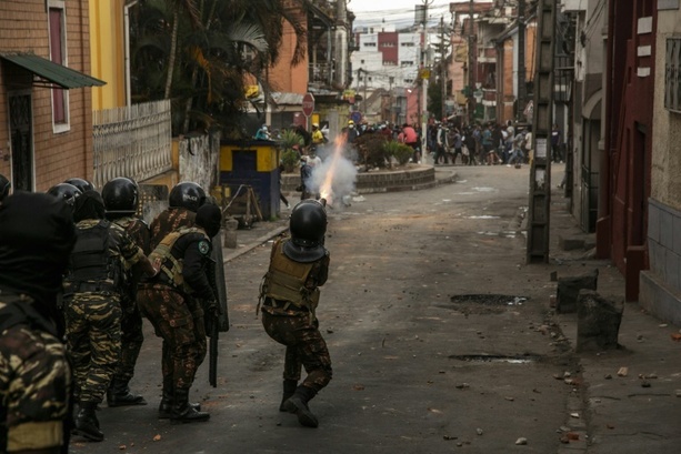 Bild vergrößern: Proteste in Madagaskar: Tausende Menschen fordern Rücktritt des Präsidenten