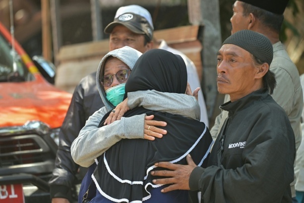 Bild vergrößern: Zwei Tage nach Schuleinsturz in Indonesien ein Mensch lebend aus Trümmern gerettet