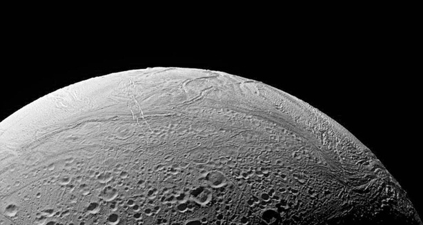 Bild vergrößern: Studie: Saturnmond beherbergt komplexe organische Moleküle