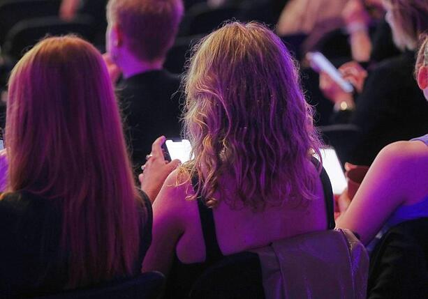 Bild vergrößern: Bundesregierung lässt Mindestalter für soziale Netzwerke prüfen